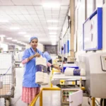 Pekerja tekstil memeriksa kualitas produk di pabrik sebagai bagian dari proses quality control sebelum defect sale